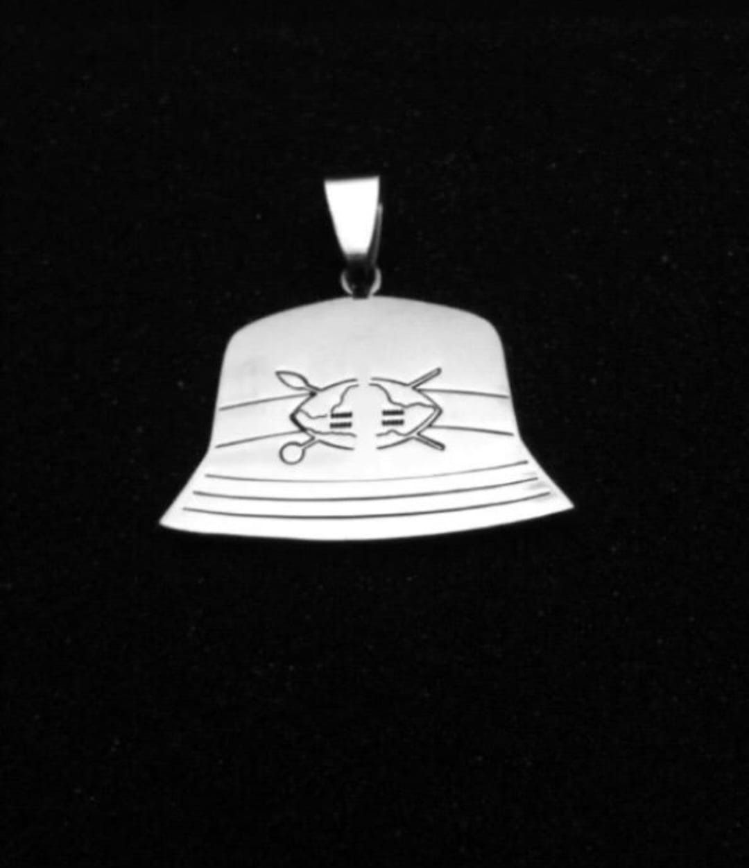 BUCKET HAT SILVER PENDANT